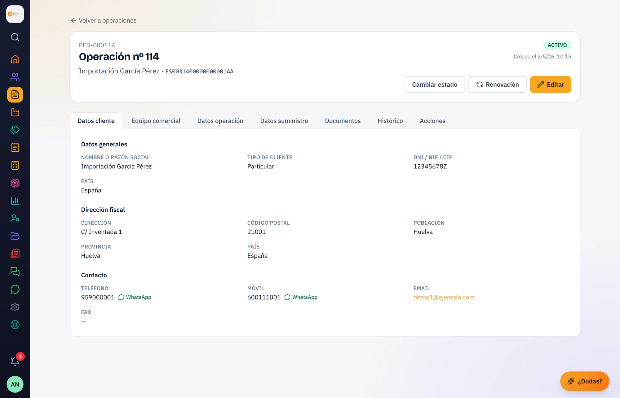 Ficha de cliente con pestañas de datos, equipo, documentos e histórico